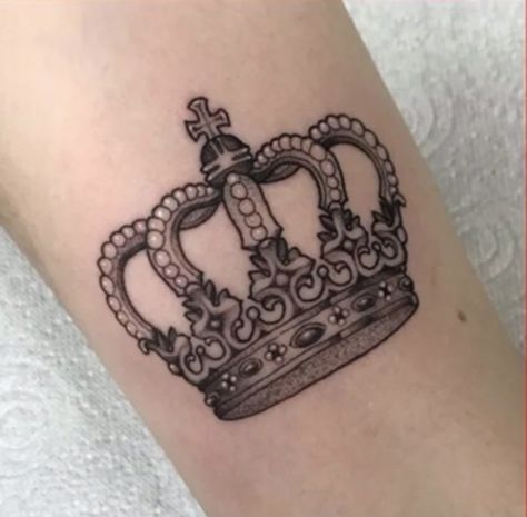 Tatoo Crown, Best Small Tattoos For Men, Small Tattoo Ideas For Men, Crown Tattoo Men, Crown Tattoos For Women, Tattoos Cross, Bike Tattoo, Best Small Tattoos, Men Flower Tattoo