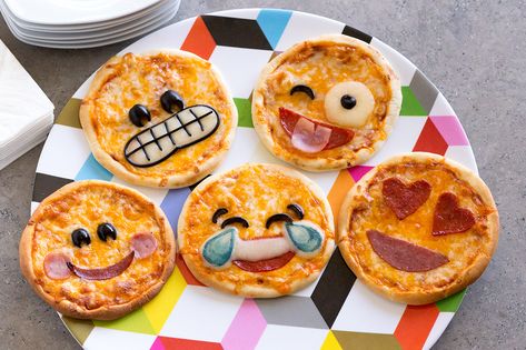 Mini Emoji Pizzas – Rhodes Bake-N-Serv Be the hit of the day with these fun Emoji Pizzas! Emoji Food Ideas, Mini Pizza Ideas, Emoji Crafts For Kids, Snack Crafts, Pizza Emoji, Rhodes Recipes, Party Emoji, Rhodes Bread, Emoji Craft