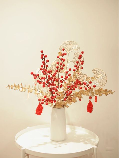 Three red flower materials, one gold hollow large leaf and one gold small leaf, and then randomly select some Chinese style earrings for flower arrangement. Cny Flower Arrangement, Chinese Flower Arrangement, Chinese New Year Flower Arrangement, Chinese New Year Flower, Asian Flowers, Chinese Flower, Flower Pot Design, Pot Designs, Small Leaf