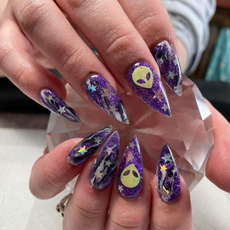 Alien Theme Nails, Alien Nails Design, Alien Nail Art, Lamp Nails, Alien Galaxy, Alien Nails, Nail Vibes, Claw Marks, Cartoon Nails