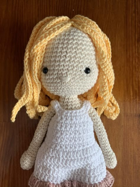 Cómo hacer el pelo de tu muñeca de crochet (vídeo) | CrochetyAmigurumis.com Amigurumi Doll Hair, Amigurumi Hair, Crochet Slipper Pattern, Crochet Amigurumi Free Patterns, Crochet Amigurumi Free, Slippers Pattern, Crochet Doll Pattern, Crochet Slippers, Knitted Dolls