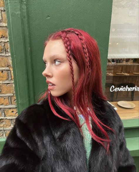 Red Hair Bleached Eyebrows, Charlotte Smurfit, Pinky Red Hair, Pinkish Red Hair, Red Pink Hair, Bleached Eyebrows, Cherry Red Hair, Red Hair Inspo, Dyed Red Hair