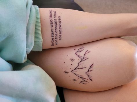 Velaris Mountain range Velaris Tattoo Knee, To The People Who Look At The Stars, High Lady Of The Night Court Tattoo, To The Stars That Listen Tattoo, Acotar Velaris Tattoo, Feyres Tattoo Back, To The Stars Who Listen And The Dreams Tattoo, Rhys Knee Tattoo, To The Stars Who Listen Tattoo