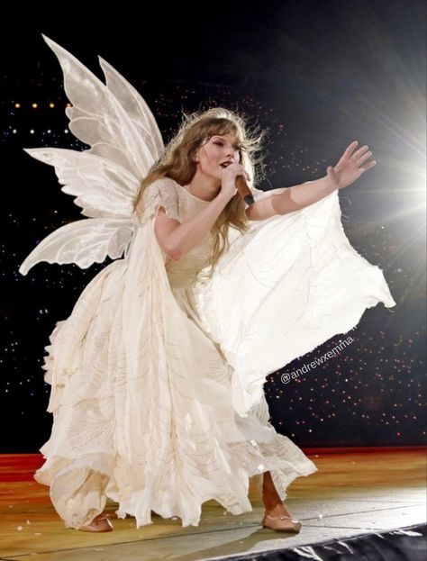 Folklore Fairy, She Was A Fairy, Me Taylor Swift, Taylor Swift Birthday Party Ideas, Taylor Swift Folklore, Photos Of Taylor Swift, Taylor Swift Birthday, Blonde Cat, Taylor Swift Cute