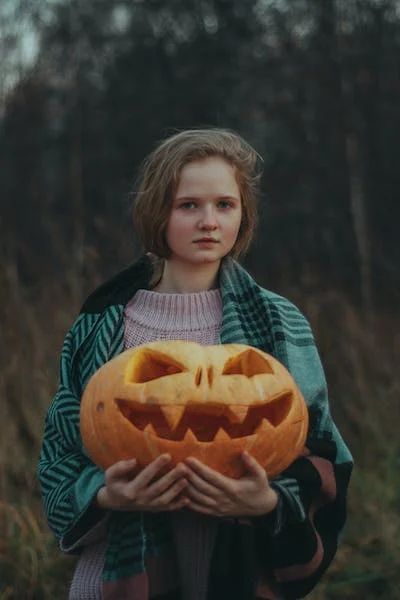 Holding Pumpkin Pose, Child Reference, Irl References, Pumpkin Carve, Pumpkin People, Autumn Photoshoot, Cosplay Inspo, Halloween Photo, Halloween Artwork