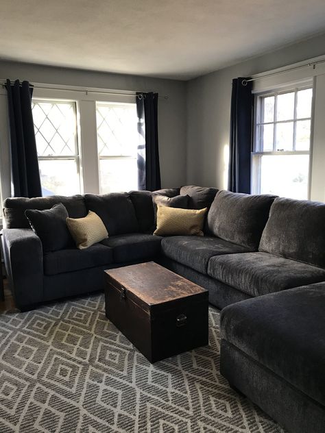 Dark Gray Sectional Living Room Ideas, Small Sectional Sofa Living Room, Black Sectional Living Room Ideas, Black Sectional Couch, Grey Sectional Living Room, Black Sectional Living Room, Gray Sectional Living Room, Empty Apartment, Black Sectional