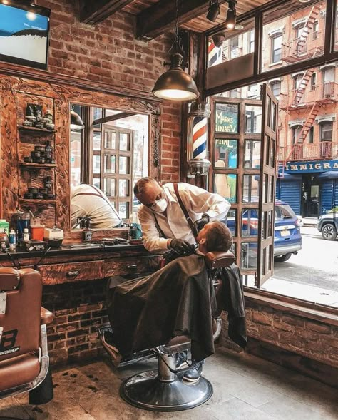 Old Barber Shop Pictures, Old School Barbershop, Old School Barber Shop Decor, Vintage Barbershop Decor, Barber Shop Aesthetic, Men's Barber Shop, Old Fashion Barber Shop, Old School Barber, Old School Barber Shop