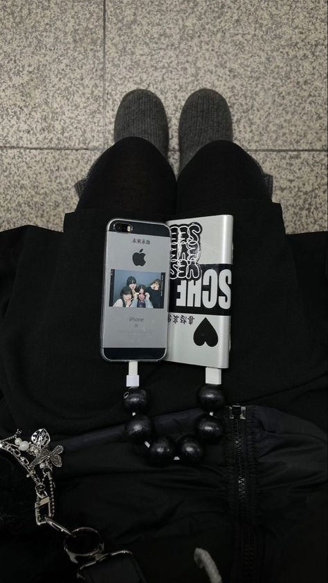 Hi Pics, Iphone 5s Black, Diy Phone Case Design, Iphone Obsession, Apple Phone Case, Street Fashion Men Streetwear, Aesthetic Japan, Character Aesthetic, White Aesthetic