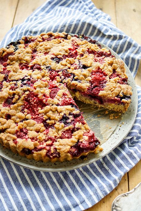 If you are looking for an excuse to eat cake for breakfast then this recipe is for you. What you are getting today is a fresh seasonal mixed berry crumble cake. One I could burst out the emoji hearts for. It’s packed with all sorts of fresh seasonal berries — red currants, blueberries, raspberries and well just a few strawberries ’cause I felt bad not inviting them to the cake party. Best part about this berry crumble cake is that it is SO EASY to make! #ellerepublic #recipe #baking #healthy Berry Crumble Cake, Apple And Berry Crumble, Crumble Cake Recipe, Raspberry Crumble, Berry Crumble, Crumble Cake, Custard Powder, Crumble Recipe, Köstliche Desserts