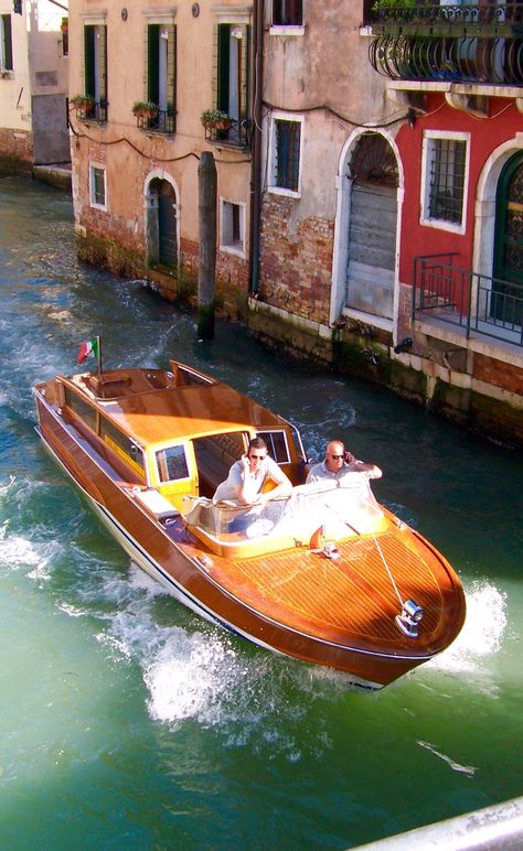 Italian Boat Ride, Venice Boat, Pure Intentions, Jet Set Style, Water Taxi, Italian Vacation, Vintage Boats, Classic Boats, Italy Photo