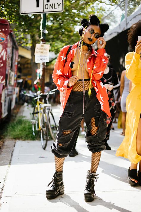 Afro Punk Outfits Black Women, Afro Rock Style, Punk Pride Outfit, Queer Festival Outfit, Street Fashion Colorful, Street Festival Outfit, Afro Punk Fashion Black Women, Solarpunk Outfit, Afropunk Aesthetic