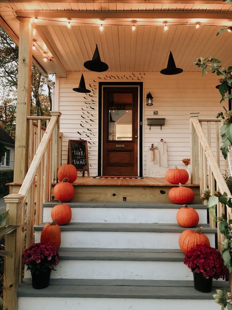 Classic Halloween Decorations Outdoor, Simple Exterior Halloween Decor, Retro Halloween Decorations Outdoor, Simple Halloween Exterior Decor, Halloween House Astethic, Vintage Halloween House Exterior, Halloween House Decorations Outdoor, 90s Halloween Decorations Outdoor, Creepy Candles