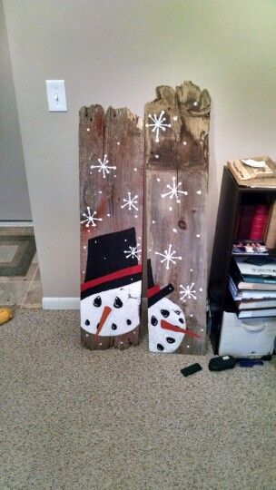 Old Fence Board Projects, Old Barn Wood Ideas, Fence Crafts, Picket Fence Crafts, Barn Board Signs, Pallet Craft, Christmas Barn, Snow Men, Tree Sign