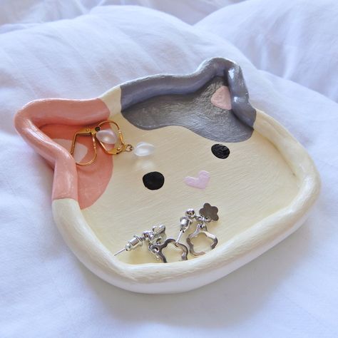 #clayjewelry #claycraft #cats #clay #paintingartideas #painting Cat Ashtray Clay, Cat Clay Tray, Clay Jewelry Tray, Clay Plates, Clay Diy Projects, Tanah Liat, Cat Crafts, Ceramics Ideas Pottery, Miniature Crafts