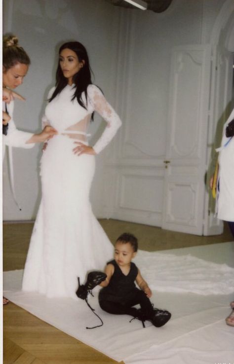 look at little north Kim Kardashian Wedding Dress, Kanye West Wedding, Kim Kardashian And North, Wedding Rehearsal Dress, Kim Kardashian Wedding, Kardashian Wedding, Trajes Kylie Jenner, Kim Kardashian Kanye West, Kim And Kanye