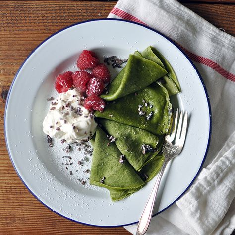 Matcha Crêpes with Whipped Cream, Berries, and Cacao Nibs | Turntable Kitchen Matcha Breakfast, Berry Crepes, Weekend Brunch Recipes, Spring Recipes Dessert, Green Tea Recipes, Sunday Dinner Recipes, Weekend Cooking, Matcha Recipe, Artichoke Recipes