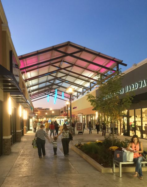 The concourse of the Outlets of Little Rock, designed by HFA's Boston team. Outlet Mall Design, Outdoor Mall Design, Mini Mall Design, Shopping Center Architecture, Makerspace Design, Commercial Building Plans, محطة وقود, Outdoor Restaurant Patio, Architecture Photography Buildings