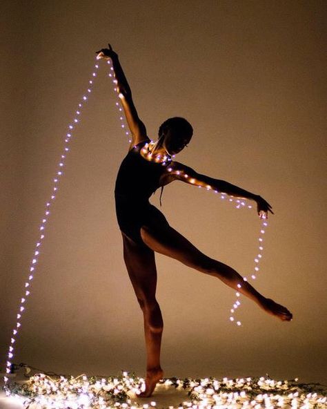 How ballet dancers hang Christmas lights Dance Picture Poses, Dance Photo Shoot, Dancer Photography, Dance Photography Poses, Christmas Dance, Ballet Poses, Ballet Photos, Dancing Aesthetic, Ballet Photography