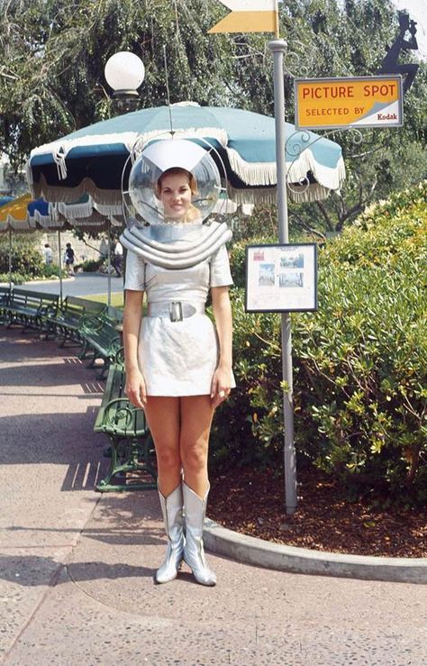 space-age costume Space Age Halloween Costume, Retro Futuristic Costume, Silver Space Costume, Vintage Space Outfit, Space Age Outfit, Vintage Space Costume, Atomic Age Fashion, Retro Space Costume, Space Age Costume