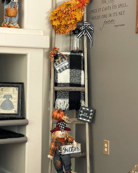 How to Decorate a Blanket Ladder (Through the Seasons Series) Decorate A Blanket Ladder, Christmas Blanket Ladder, Ladder Decor Ideas, Blanket Ladder Ideas, Blanket Ladder Decor, Ladder Display, Quilt Ladder, Fall Gathering, Blanket Ladder