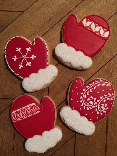 Winter Cookies Decorated Easy, Christmas Cookie Mittens, Christmas Mitten Cookies Decorated, Christmas Mitten Cookies, Mitten Cookies Royal Icing, Mitten Sugar Cookies Decorated, Christmas Cutout Cookies Decorated, Mitten Cookies Decorated, Royal Icing Cookies Christmas