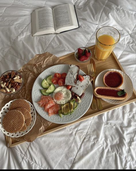 breakfast in bed Tapas Dinner, Breakfast Presentation, Breakfast Pictures, Bed Aesthetic, Breakfast Aesthetic, Food Fantasy, Sunday Breakfast, Brunch Time, Food Platters