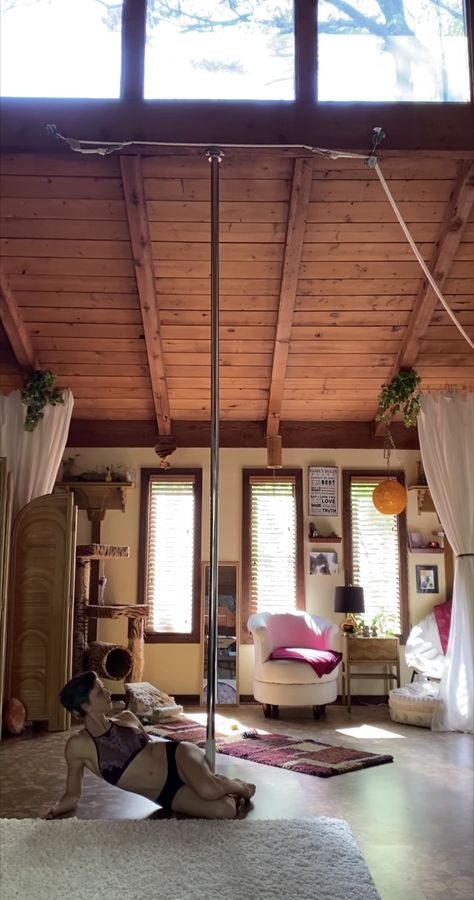 Dance Studio Living Room, Loft Dance Studio, Dancer Bedroom Aesthetic, Dancing Pole In House, Pole Bedroom Ideas, Pole Home Studio, At Home Pole Dance Room, Pole Dance Home Studio, Pole In Bedroom Ideas