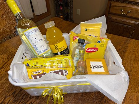 Color Themed Food Basket, Yellow Gift Basket, Yellow Gifts Basket, Yellow Food, Themed Food, Yellow Gifts, Color Party, Food Basket, Food Themes