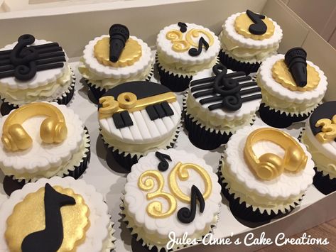 Music Themed Birthday Cupcakes 🎧🎹🎤🎼By Jules-Anne's Cake Creations Music Cupcakes Ideas, Music Theme Cake Ideas, Music Themed Cupcakes, Musical Cupcakes, Guitar Cupcakes, Music Birthday Cakes, Music Themed Birthday, Violin Cake, Music Note Cupcakes