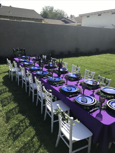 Descendants 2 theme party. Descendants Birthday Decorations, Wensday Theme Party, Maleficent Themed Party, Wensday Birthday Party Ideas, Decendents Party Ideas, Descendants Theme Party, Desendents Birthday Party, Disney Villain Birthday Party, Villain Theme Party