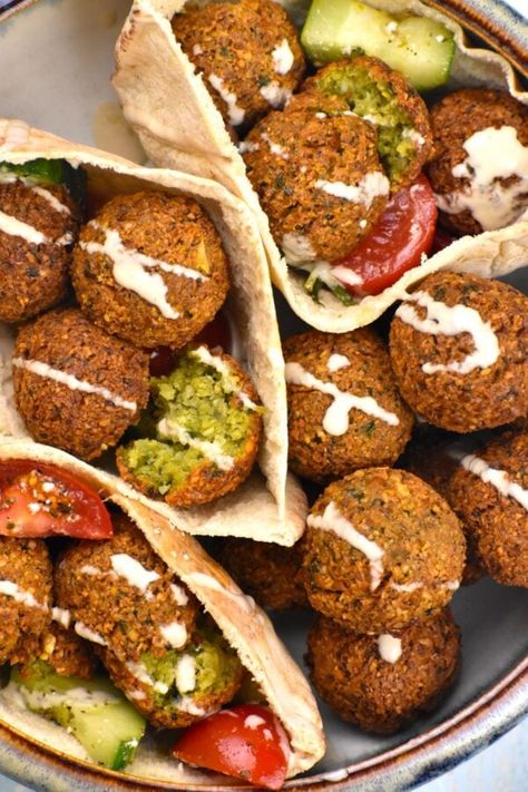 Authentic Falafel Recipe, Homemade Falafel, Falafel Pita, Arab Food, Healthy Breakfast Sandwich, Lamb Gyros, Pita Recipes, Iranian Cuisine, Creamy Lemon Chicken