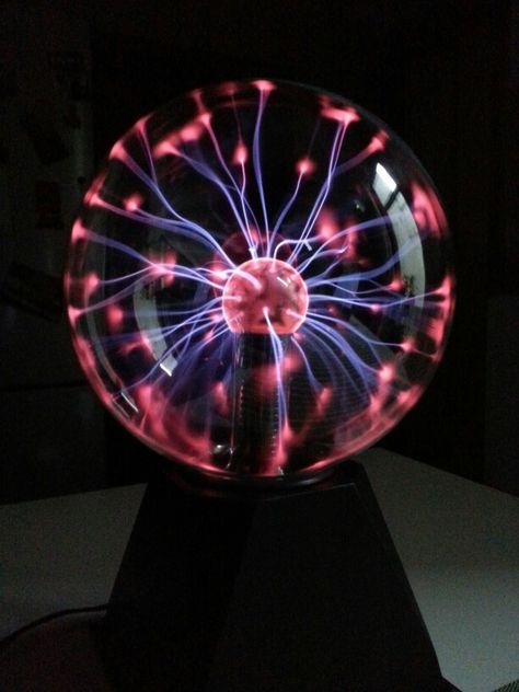 Plasma globe Plasma Ball Aesthetic, Space Scientist, Electricity Experiments, Plasma Globe, Plasma Ball, Flower Background Images, Ball Aesthetic, Led Balloons, Magic Ball