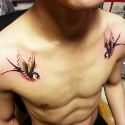 Two swallows in each shoulder by tattoo artist Jay Shin. Traditional Swallow Tattoo, Swallow Tattoo Design, Swallow Tattoo, Traditional Tattoo Sleeve, Chest Tattoo Men, Sleeve Tattoos For Women, Birds Tattoo, Trendy Tattoos, Popular Tattoos