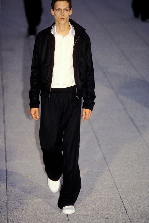 Raf Simons Spring 1999 Menswear Fashion Show | Vogue Fashion Mfs, Raf Simmons, Normcore Fashion, Minimal Look, Wide Trousers, Mens Outfit Inspiration, Raf Simons, Menswear Collection, Runway Models