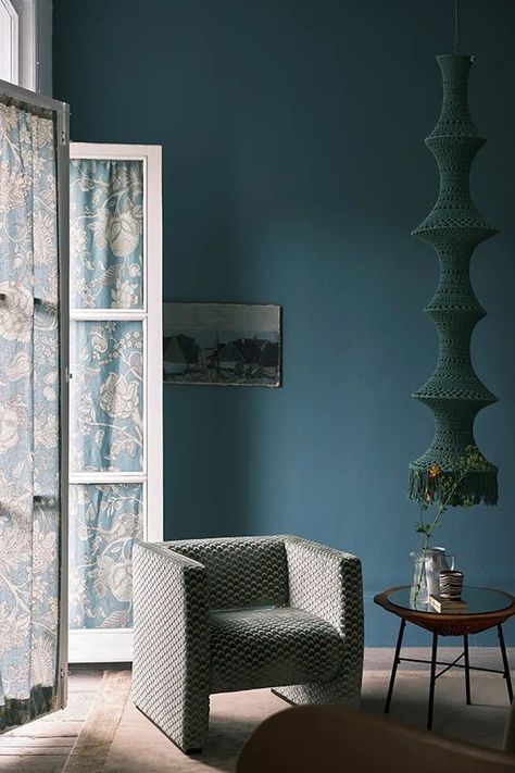 Les 12 couleurs tendance Farrow & Ball pour 2022 Card Room Green, Farrow Bal, Card Room, Wall Colours, Oval Room Blue, Wooden Window Frames, Room Green, Room Blue, Colour Consultant