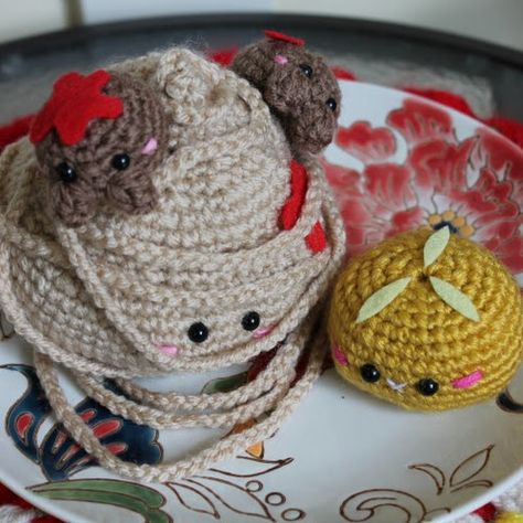 Amigurumi Food: Pancakes Amigurumi Free pattern Crochet Food, Spaghetti And Meatballs, Amigurumi Toys, Amigurumi Free, Amigurumi Free Pattern, Amigurumi Doll, Free Tutorial, Cute Crochet, Meatballs