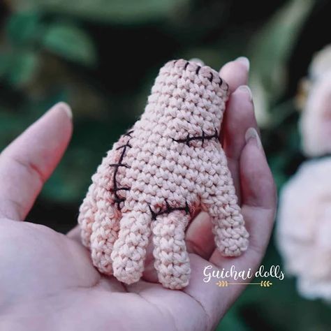 Wednesday Crochet Pattern: Amigurumi Thing FREE Crochet Pattern Halloween Girlande, Crochet Pour Halloween, Halloween Characters, Halloween Crochet Patterns, Fun Crochet, Crochet Decoration, Chale Crochet, Crochet Basics, Amigurumi Free Pattern