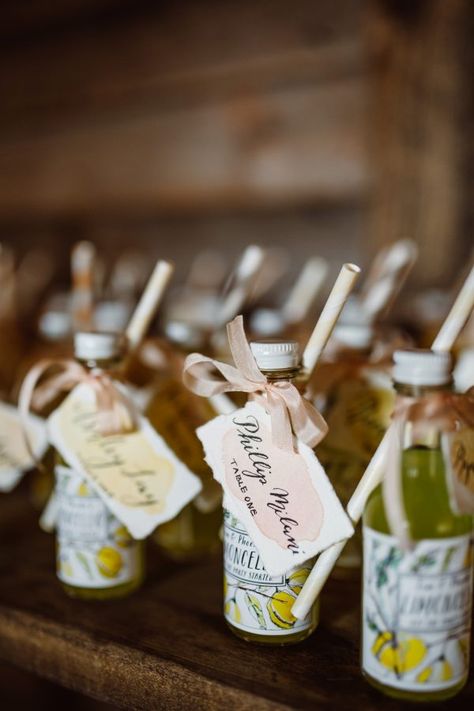 23 Chic DIY Wedding Favors Guests Will Love #weddingfavors #diyweddingfavors #ediblefavors Terrain Wedding, Italian Wedding Favors, Practical Wedding Favors, Food Wedding Favors, Summer Wedding Favors, Gen Z Wedding, Wedding Favors Diy, Summer Wedding Guest Dress, Wedding Favors Ideas