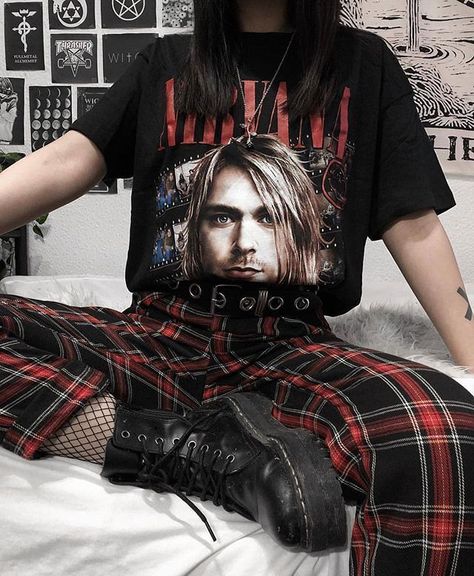 Grunge Outfits Edgy, E Girl Outfits, Goth Outfit, Fall Fashion Skirts, Outfits Edgy, Fest Outfits, Skater Girl Outfits, Aesthetic Grunge Outfit, Style Gothic