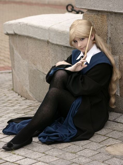 Harry Potter Cosplay Female, Harry Potter Poses, Harry Potter Dark Academia, Beatiful Aesthetic, Ravenclaw Costume, Ravenclaw Uniform, Luna Lovegood Harry Potter, Hand Props, Harry Potter Experience