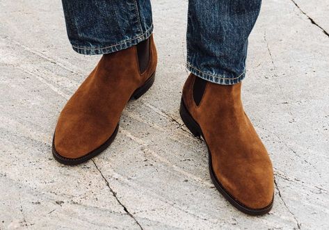 Tan Suede Chelsea Boots, Styling Chelsea Boots, Clarks Desert Boot, Mode Tips, Chelsea Boots Mens, Brown Chelsea Boots, Suede Chelsea Boots, Tan Boots, Boots Suede