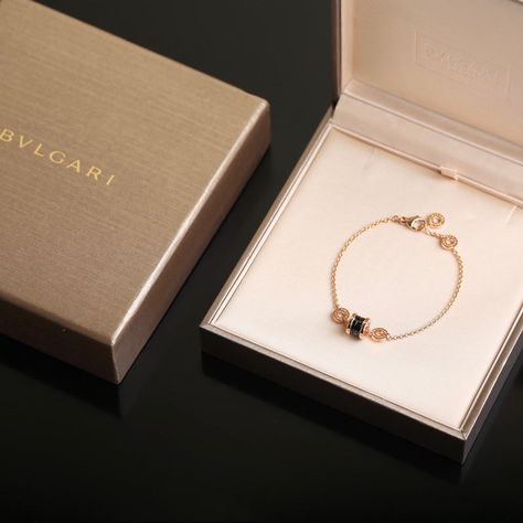 Bvlgari Jewelry, Expensive Jewelry Luxury, Accesories Jewelry, Luxe Jewelry, Jewelry Accessories Ideas, Classy Jewelry, Expensive Jewelry, Funky Jewelry, Fancy Jewelry