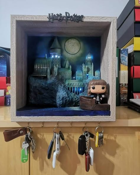 Harry Potter Craft Ideas, Funko Display Ideas, Harry Potter Display, Игрушки Funko Pop, Goth Houses, Harry Potter Miniatures, Harry Potter Printables, Harry Potter Funko Pop, Pop Ideas