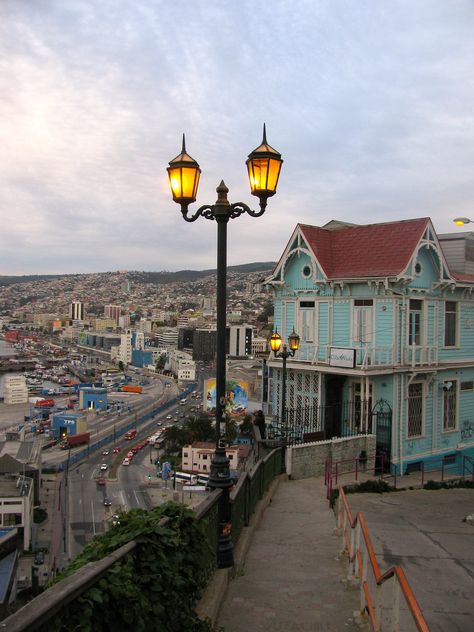 Casa de los Cuatro Vientos, cerro Artillería, Valparaíso | Flickr Chile Travel Destinations, Draw Stitch, Travel Chile, Vina Del Mar, Patagonia Chile, Chile Travel, Incredible Places, Homeopathy, Countries Of The World