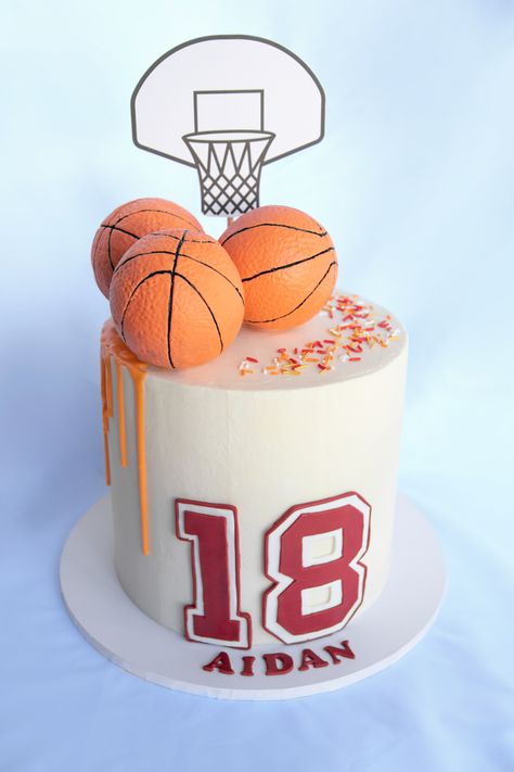 Cake With Basketball Design, 18th Birthday Cake Basketball, Simple Basketball Cake, Basketball Theme Birthday Cake, Basketball Themed Cakes, Basketball Torte, Basketball Cake Design, Drawing On Cake, Basketball Cake Ideas