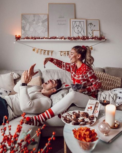 Christmas Couple Photos, Christmas Couple Pictures, Xmas Couple, Christmas Date, Christmas Shoot, Dating Divas, Foto Tips, Christmas Photography, Warm Christmas