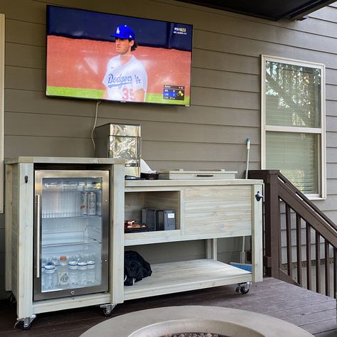 Outdoor Fridge Cabinet Diy, Outdoor Mini Fridge Cabinet, Outdoor Refrigerator Ideas, Outdoor Fridge Cabinet, Outdoor Refrigerator Cabinet, Outdoor Mini Fridge, Mini Fridge Bar, Backyard Pub, Mini Fridge Cabinet