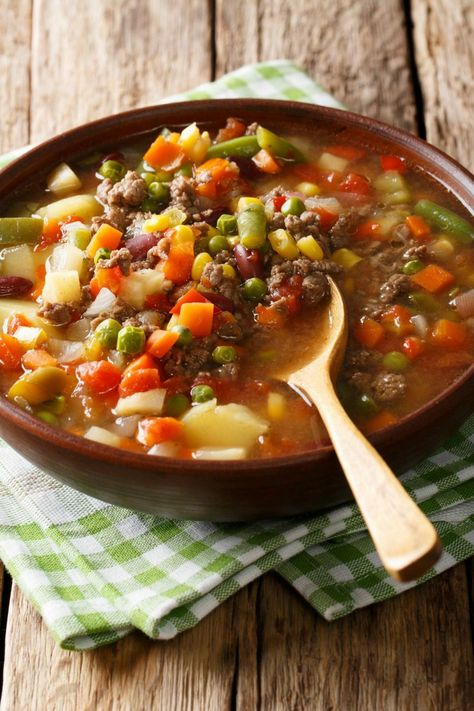 This easy vegetable beef soup is loaded with ground hamburger meat and plenty of veggies. Make it in the slow cooker or on the stovetop in about a half hour! Soup Recipes For Dinner, Poor Mans Stew, Easy Vegetable Beef Soup, Easy Hamburger Soup, 15 Bean Soup, Hamburger Stew, Beef Soup Recipes, Soup With Ground Beef, Hamburger Soup