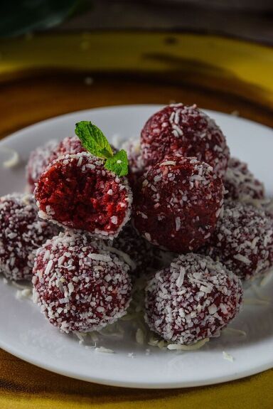 Halwa is one of the most popular indian sweet. It is mostly made with some kind of vegetable,lentil or grain and has pudding like texture. Here added a twist to traditional halwa recipe and prepared beet-coconut truffles coated with shredded coconut.I cooked the beet-coconut mixture slightly more and added some milk powder to it. So that the mixture is hard enough to roll into small rounds. Beetroots are packed with essential nutrients , a great source of fiber and vitamin c. It… Organic Sweets, Easy Indian Dessert Recipes, Beetroot Recipes, Coconut Truffles, Burfi Recipe, Halwa Recipe, Coconut Balls, Flower Cakes, Beet Recipes