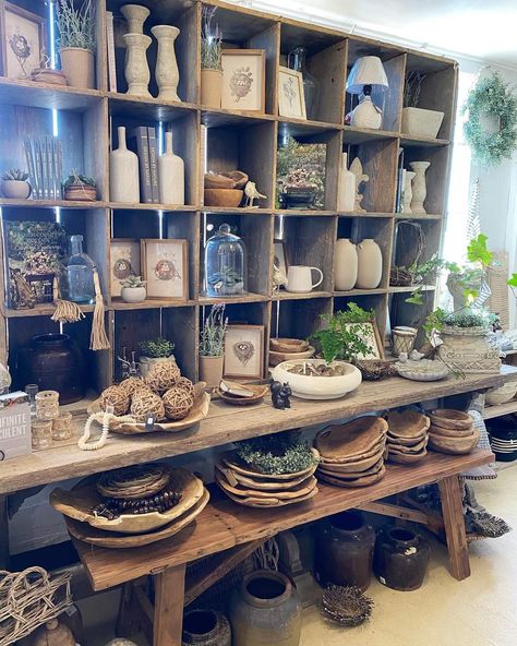 Gift Shop Display Ideas, Antique Store, Country Store Display, Antique Store Displays, Creative Booths, Gift Shop Displays, Jar Display, Antique Booth Displays, Thrift Store Shopping